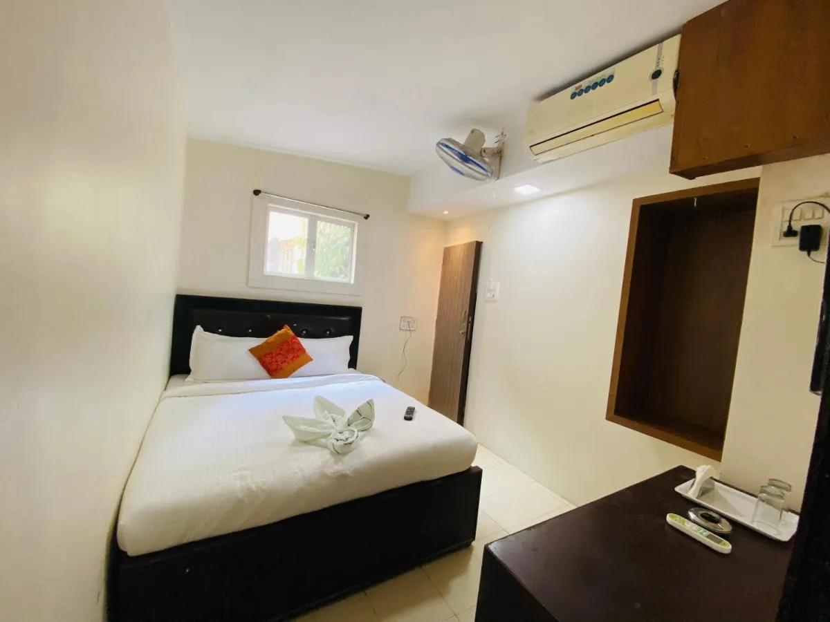 Image 1 of Deluxe Inn – Stay Near Kokilaben Dhirubhai Ambani Hospital
