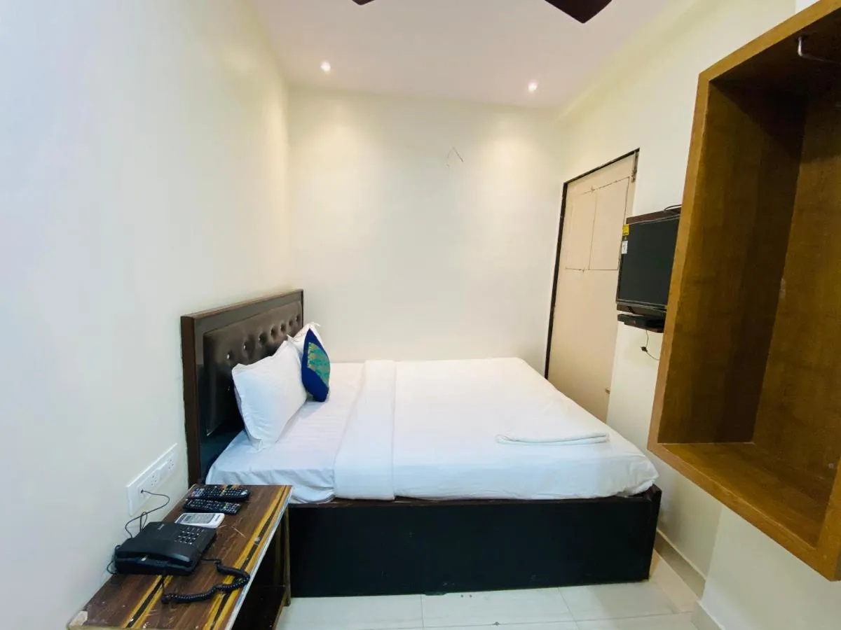 Image 2 of Deluxe Inn – Stay Near Kokilaben Dhirubhai Ambani Hospital