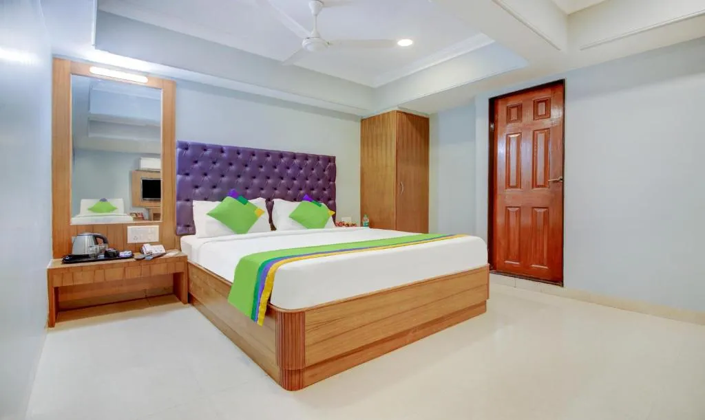 Image of Treebo Cruz Royale Santacruz West